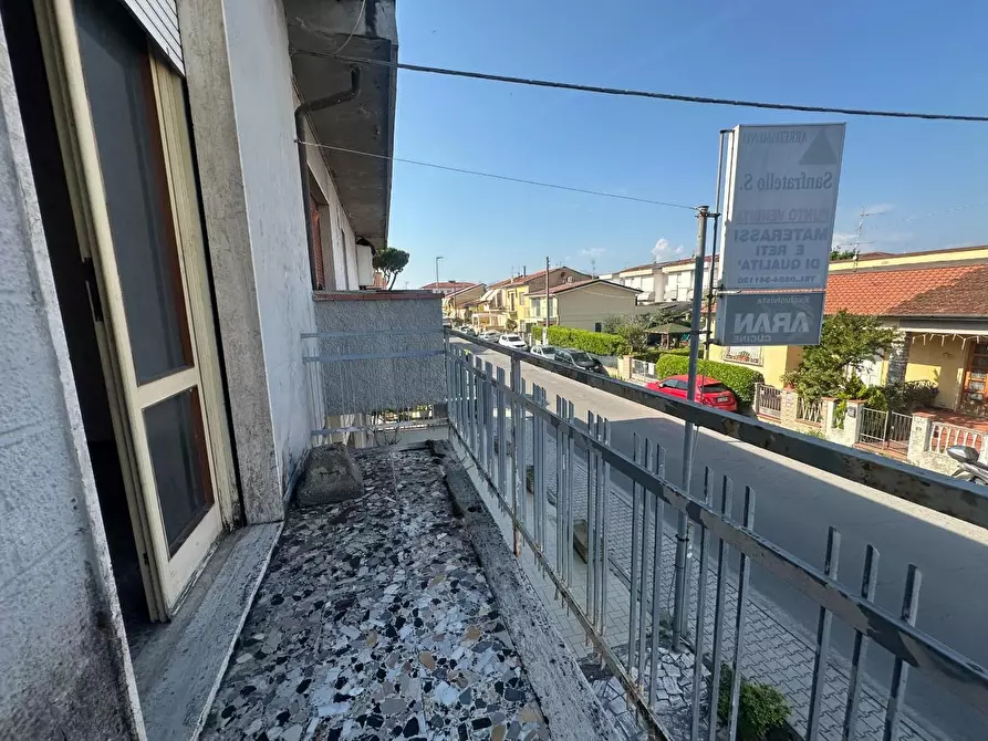 Immagine 11 di Appartamento in vendita  a Viareggio