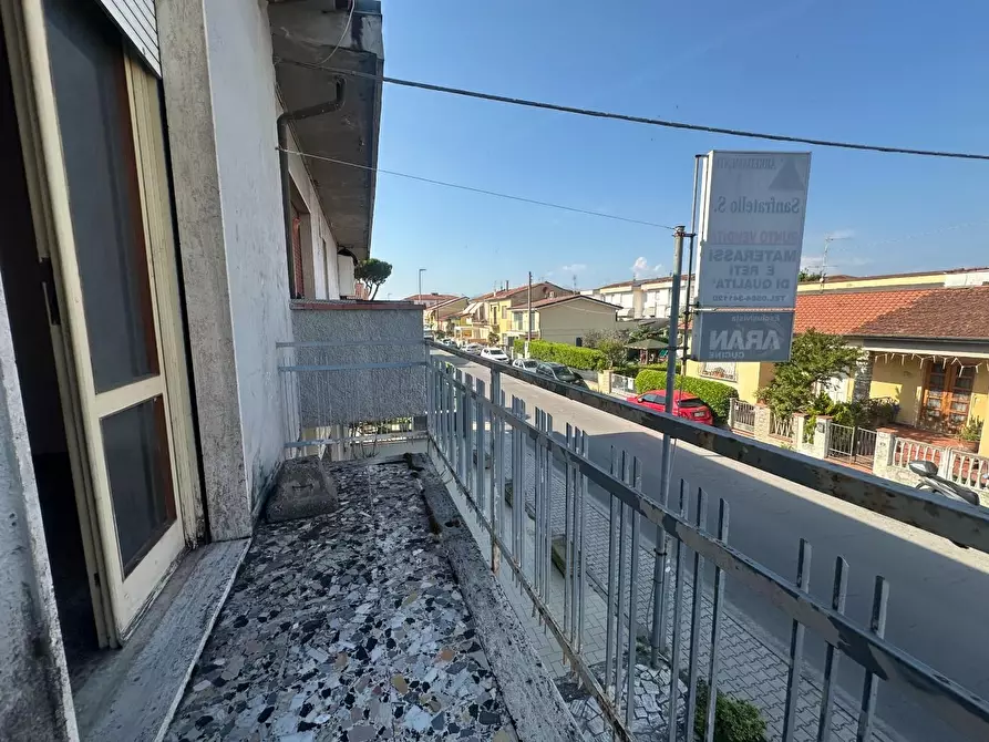 Immagine 30 di Appartamento in vendita  a Viareggio