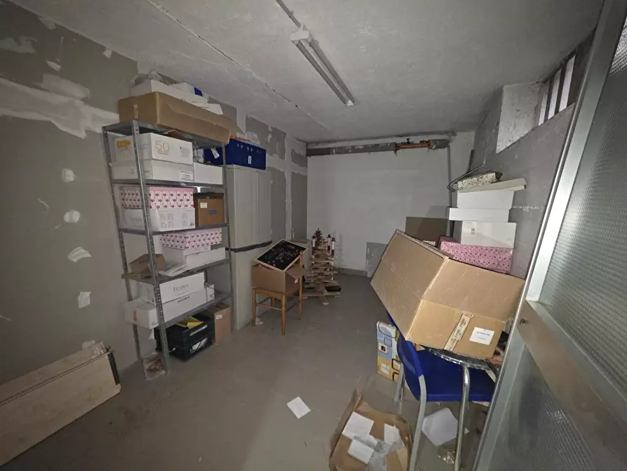 Immagine 11 di Negozio in vendita  a Alpignano