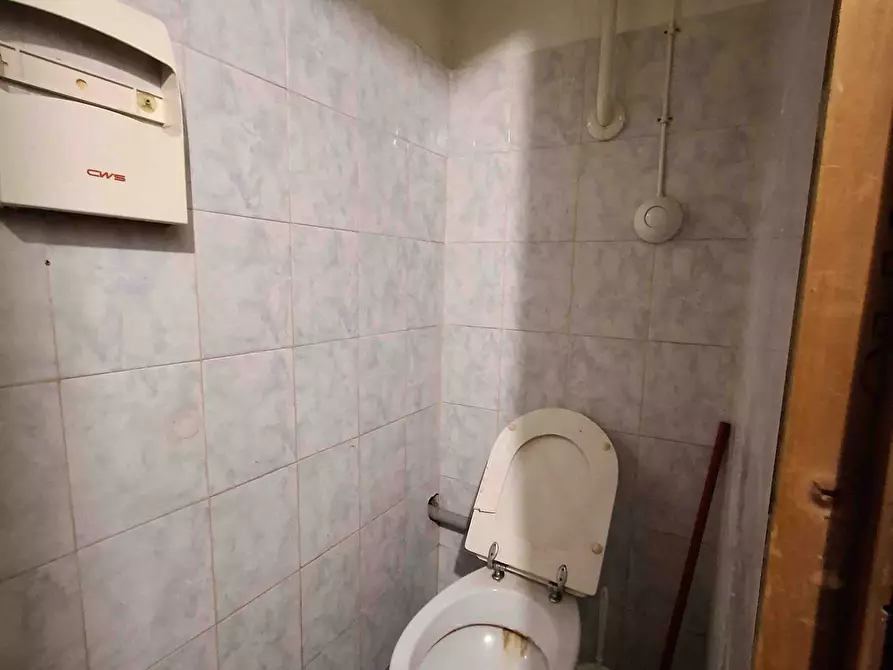 Immagine 15 di Negozio in vendita  a Torino