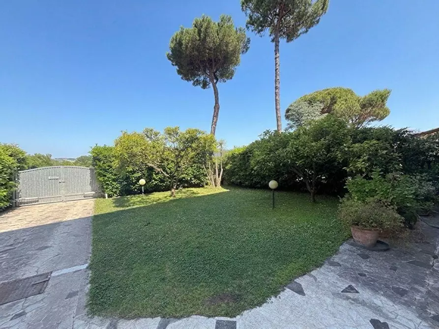 Immagine 2 di Casa bifamiliare in vendita  a Massa