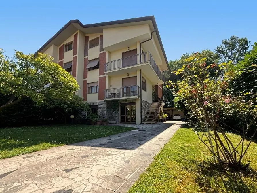 Immagine 1 di Casa bifamiliare in vendita  a Massa