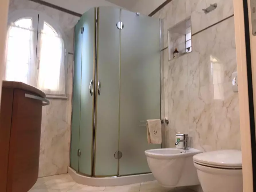 Immagine 21 di Villa in vendita  a Carrara