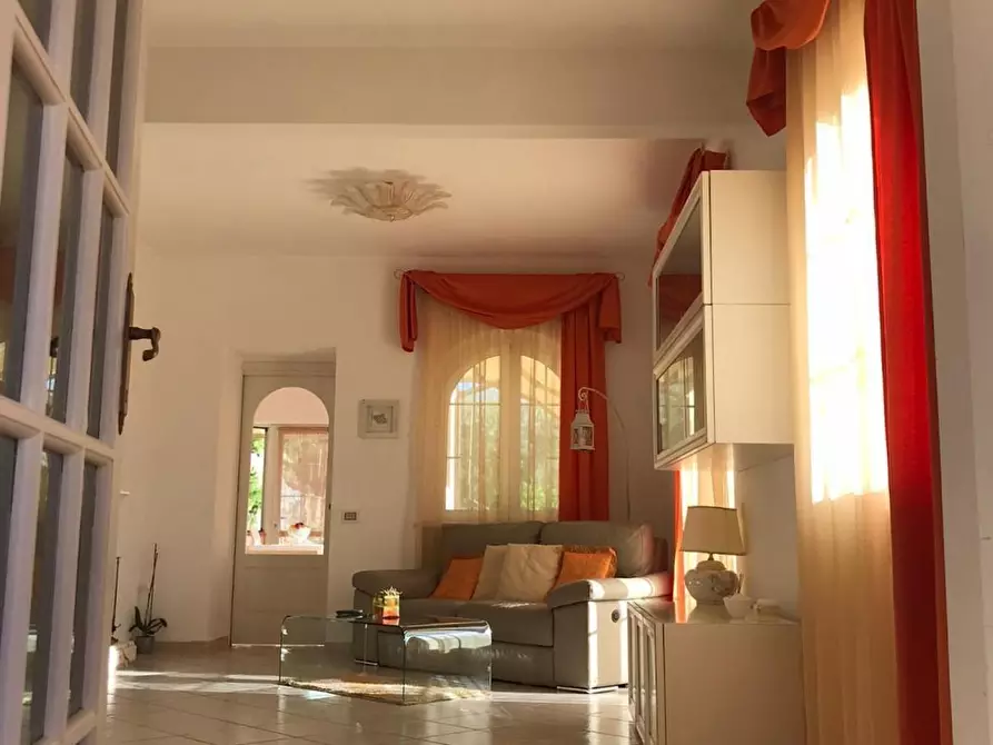 Immagine 3 di Villa in vendita  a Carrara