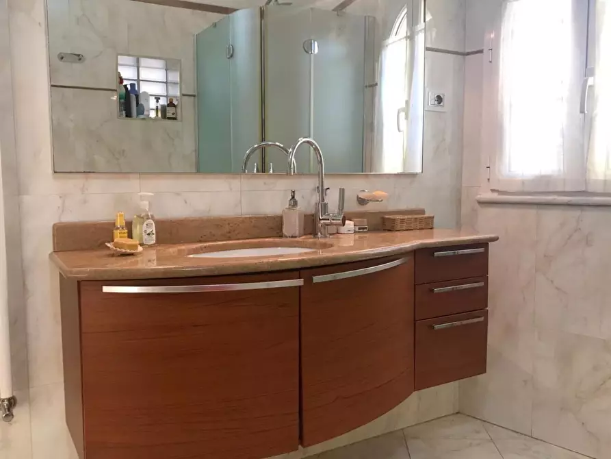Immagine 20 di Villa in vendita  a Carrara