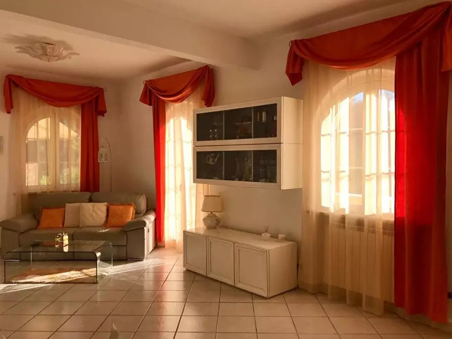 Immagine 2 di Villa in vendita  a Carrara