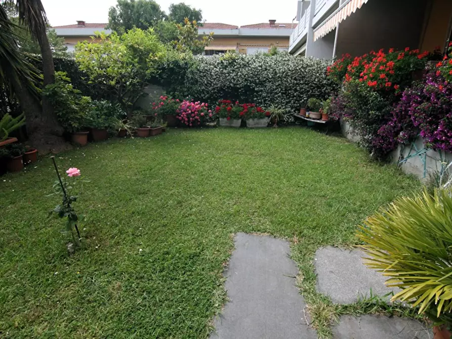 Immagine 11 di Appartamento in vendita  a Carrara