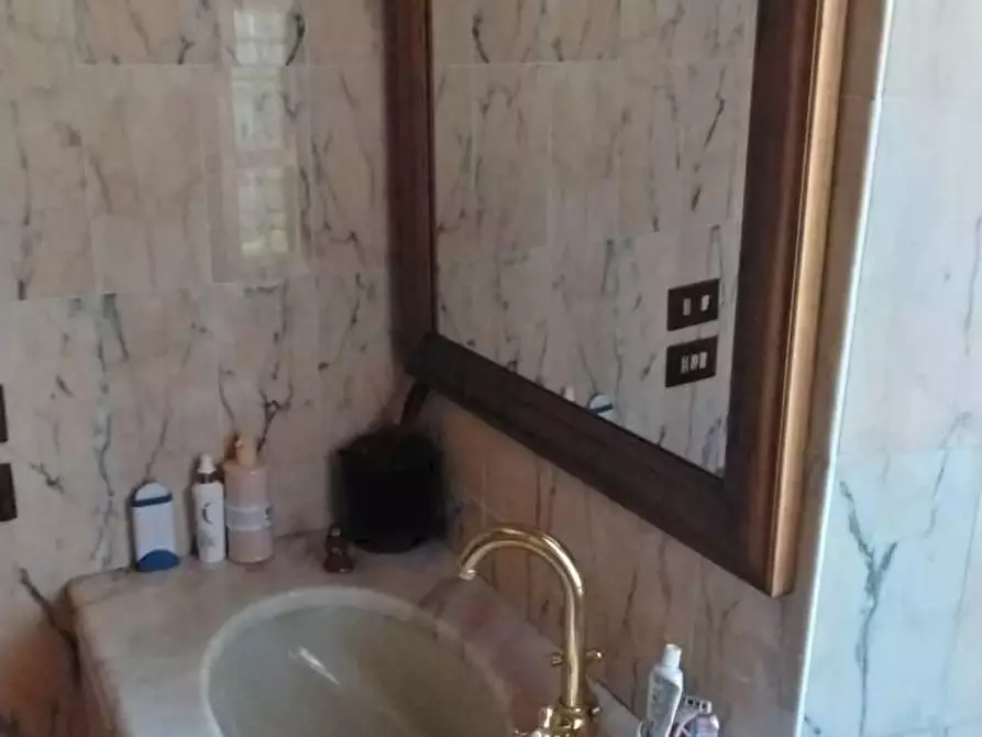 Immagine 34 di Villa in vendita  a Massa