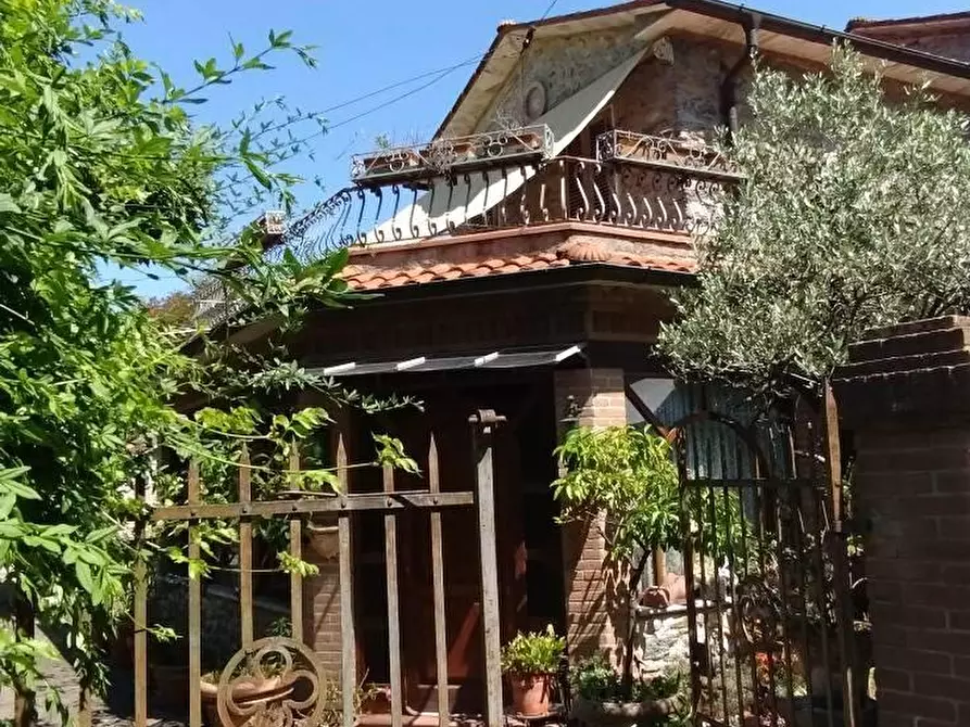 Immagine 1 di Villa in vendita  a Massa