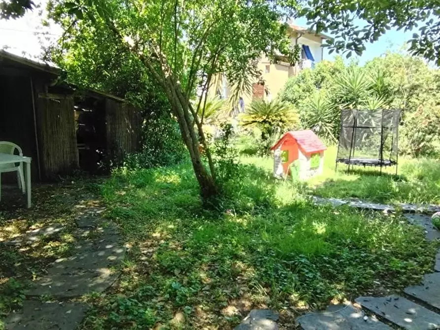 Immagine 10 di Villa in vendita  a Massa