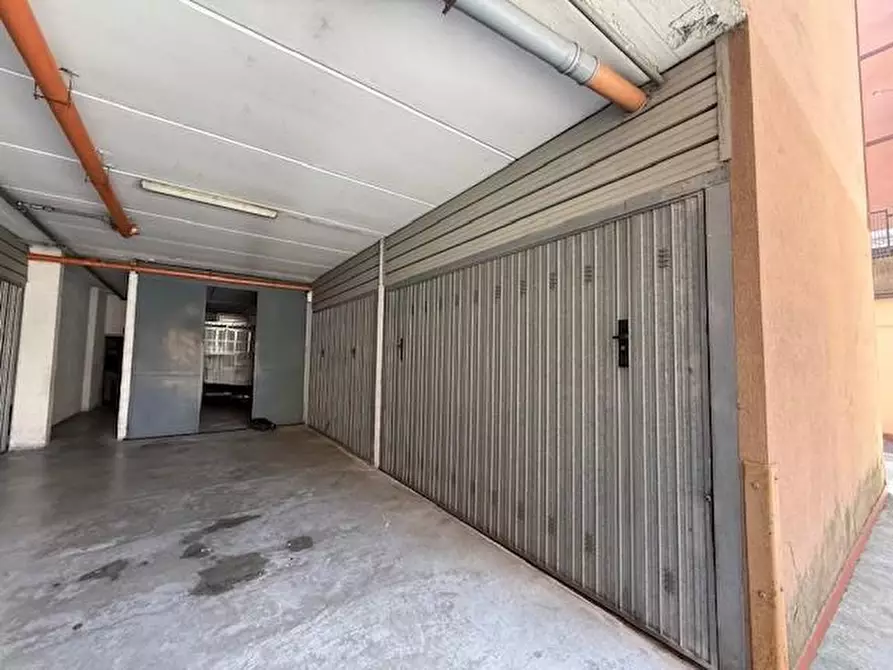 Immagine 1 di Garage in vendita  a Monza