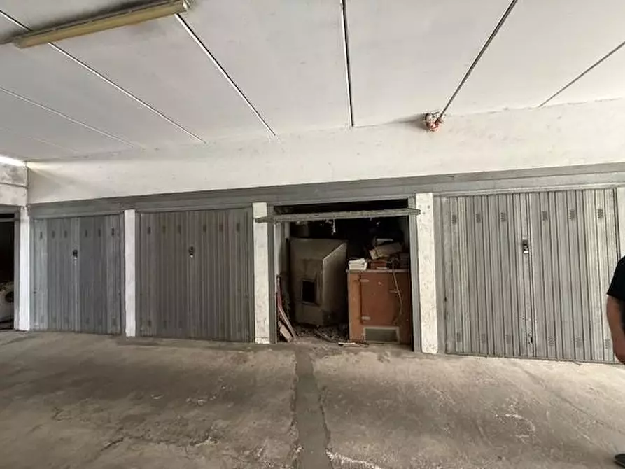 Immagine 2 di Garage in vendita  a Monza