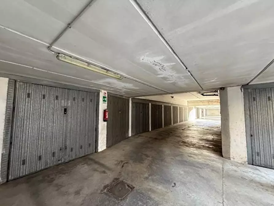 Immagine 1 di Garage in vendita  a Monza