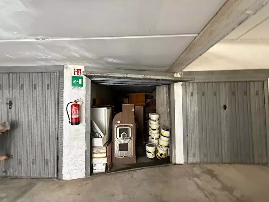 Immagine 2 di Garage in vendita  a Monza