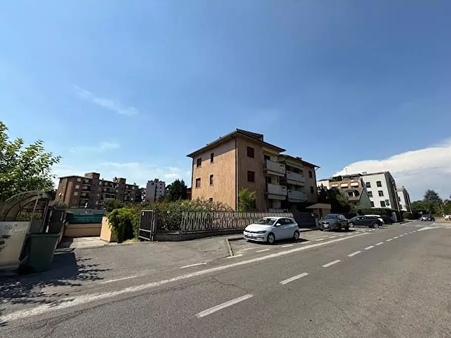 Immagine 1 di Garage in vendita  a Villasanta
