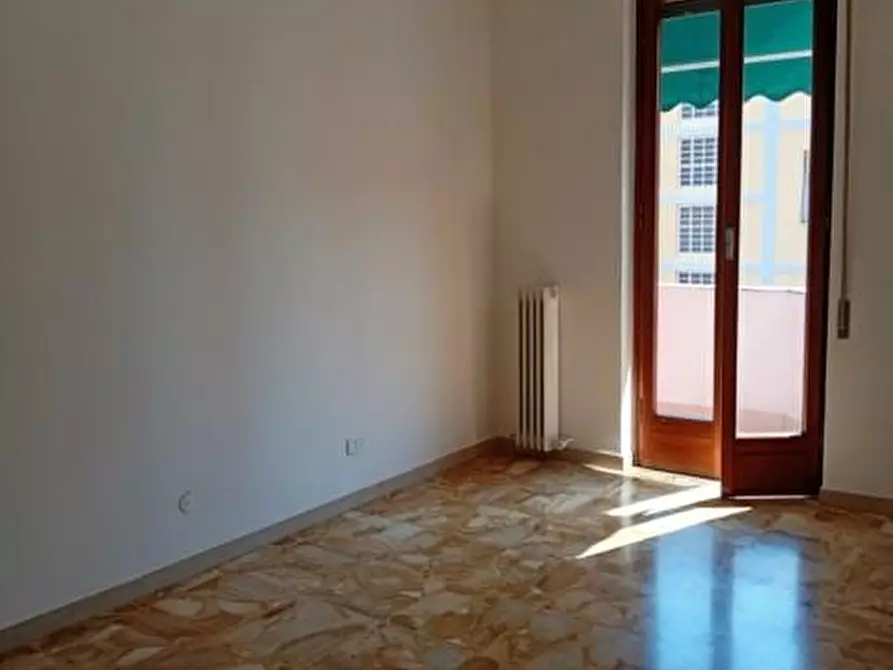 Immagine 2 di Appartamento in vendita  a Massa