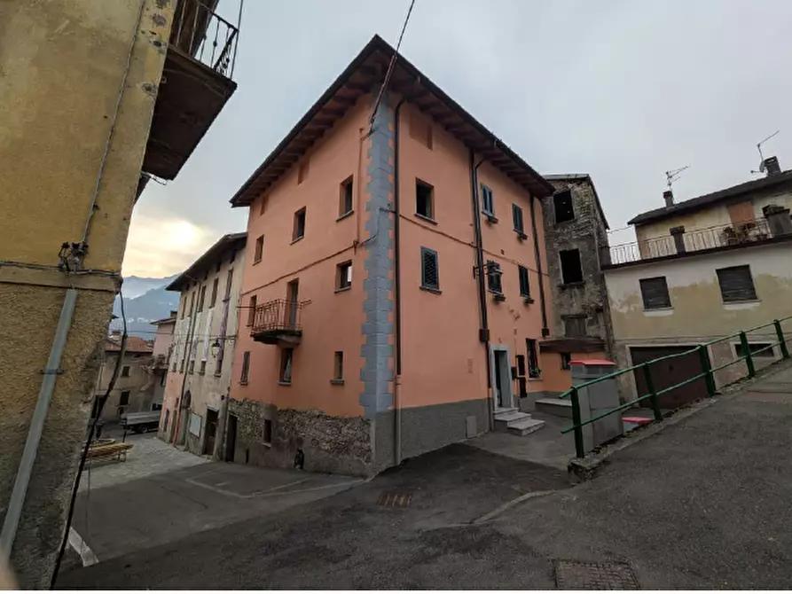 Immagine 1 di Palazzo in vendita  a Dizzasco
