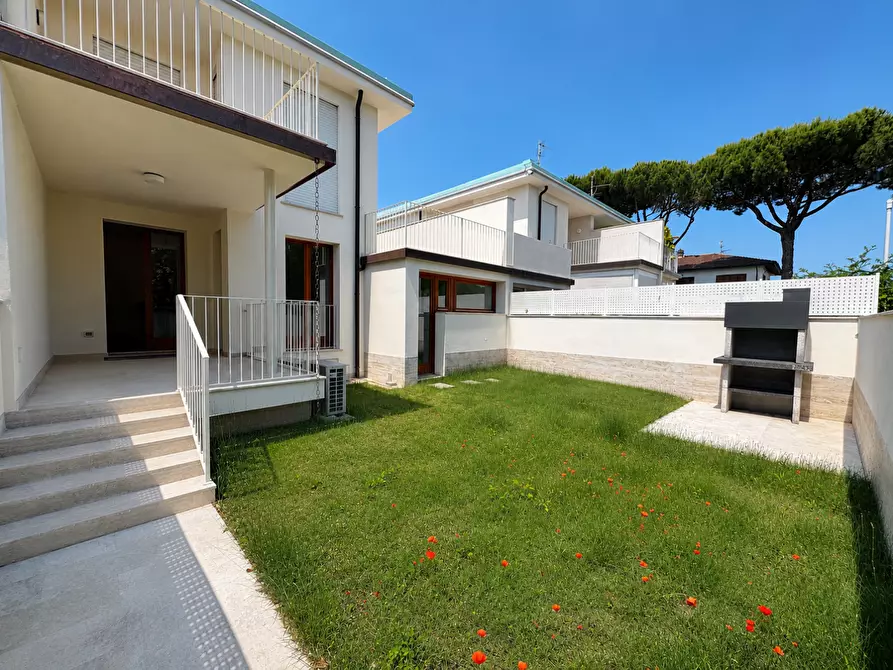 Immagine 25 di Villetta a schiera in vendita  a Camaiore
