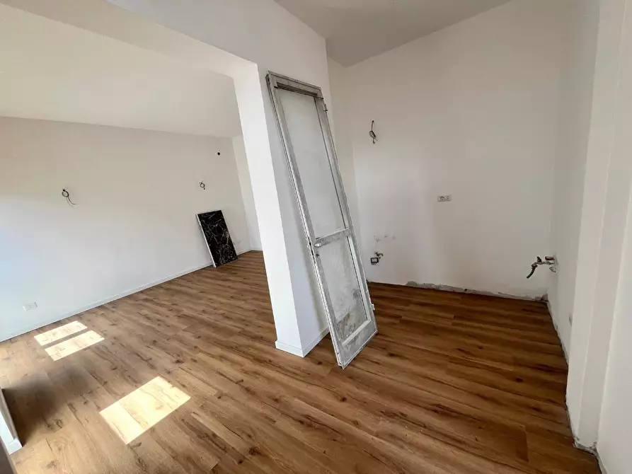 Immagine 5 di Appartamento in vendita  a Massa