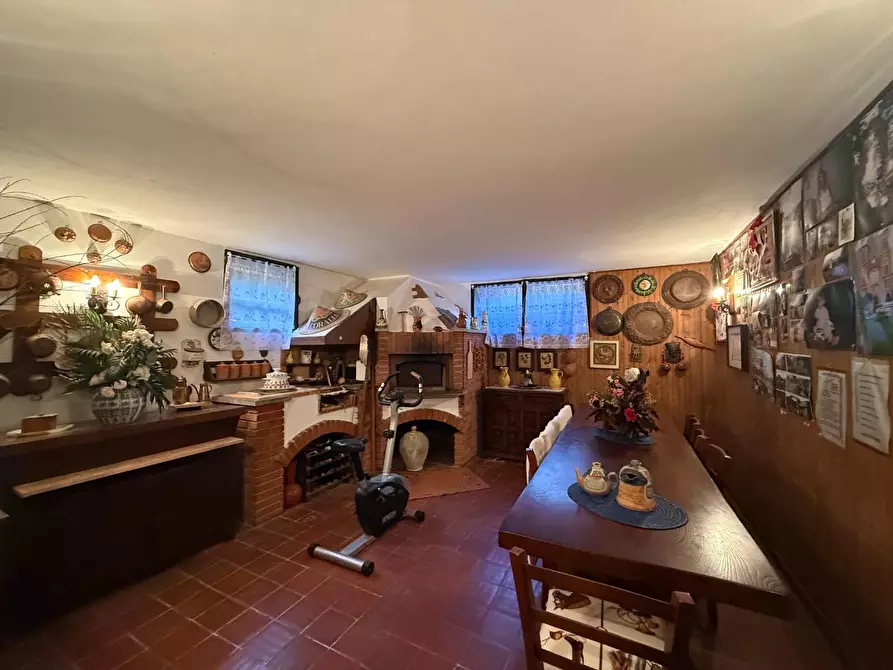 Immagine 27 di Villa in vendita  a Massa