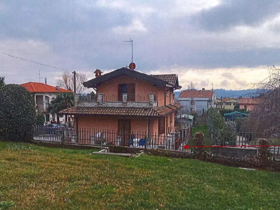 Immagine 1 di Villa in vendita  a Erba