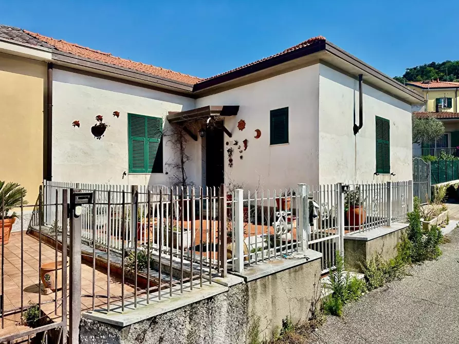 Immagine 1 di Casa semindipendente in vendita  a Carrara