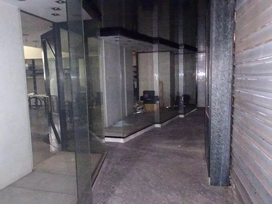 Immagine 25 di Negozio in vendita  a Trezzo Sull'adda