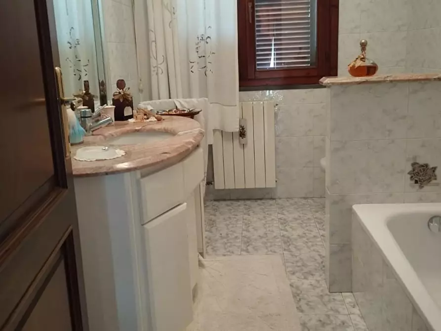 Immagine 19 di Villa in vendita  a Cascina