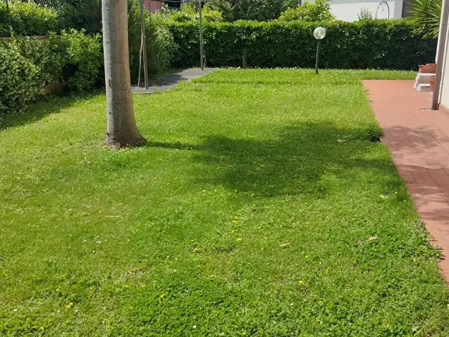 Immagine 3 di Villa in vendita  a Cascina