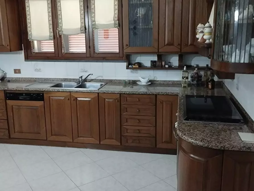 Immagine 4 di Villa in vendita  a Cascina