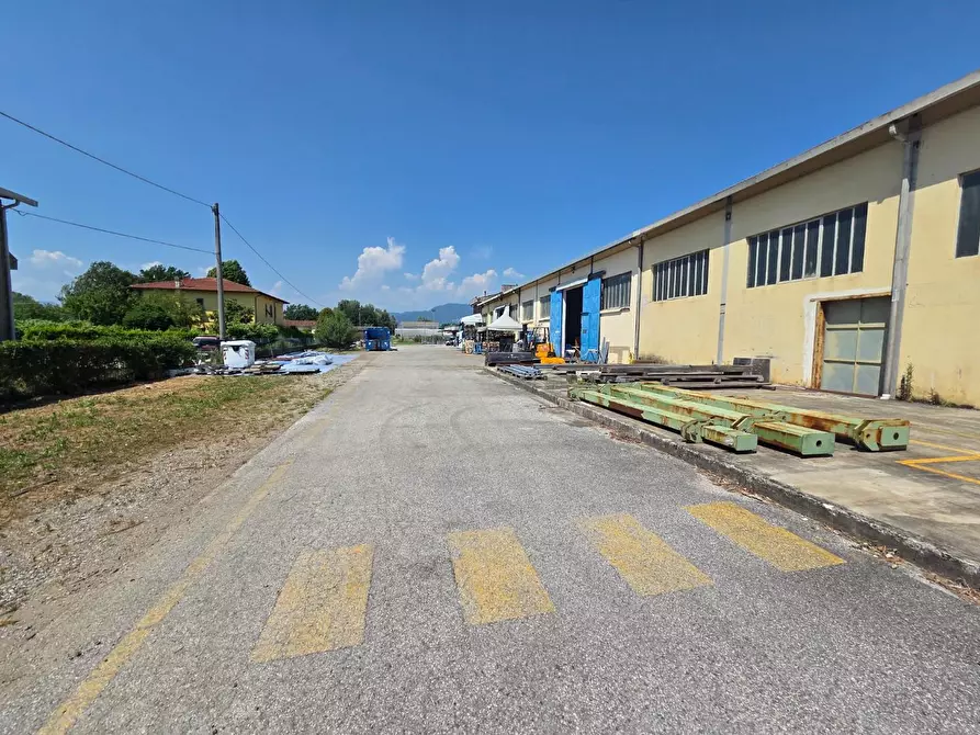 Immagine 6 di Capannone industriale in affitto  a Capannori