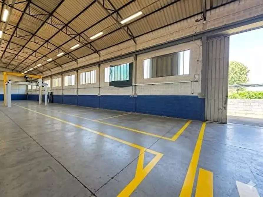 Immagine 2 di Capannone industriale in affitto  a Capannori