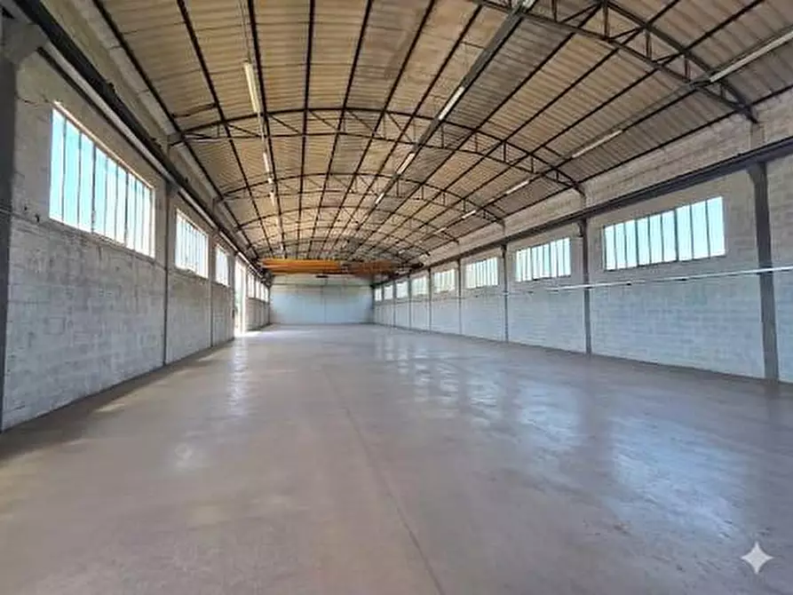 Immagine 3 di Capannone industriale in affitto  a Capannori