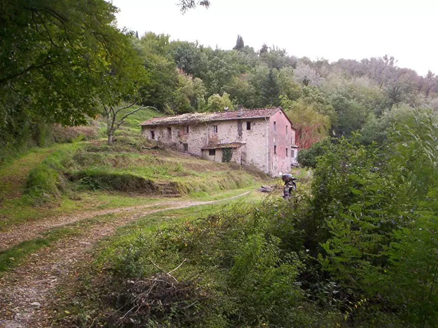Immagine 1 di Casa colonica in vendita  a Lucca