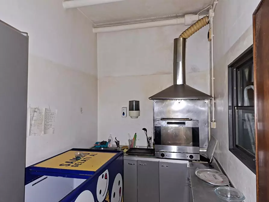 Immagine 8 di Locale commerciale in vendita  a Peccioli