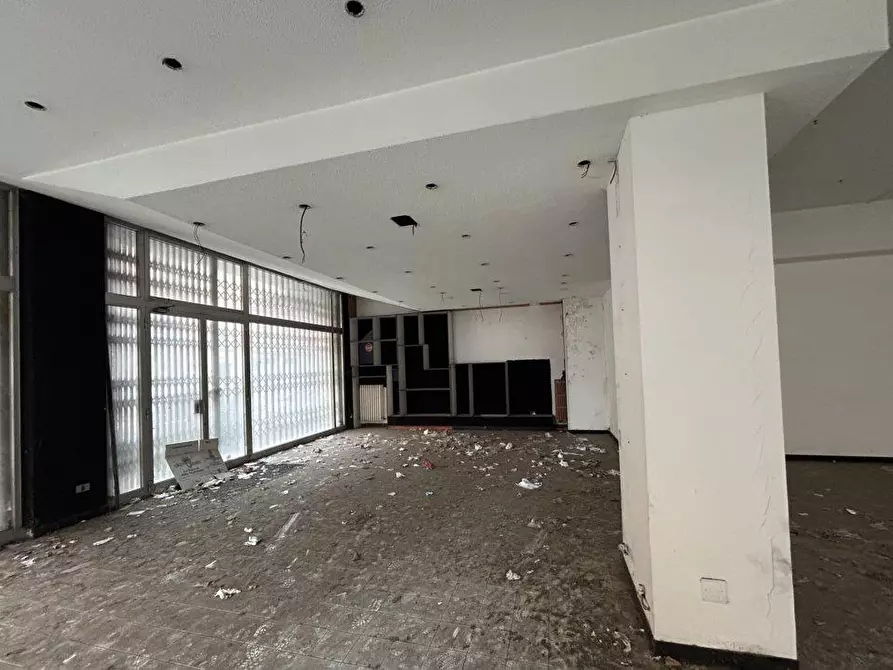 Immagine 23 di Negozio in vendita  a Ancona