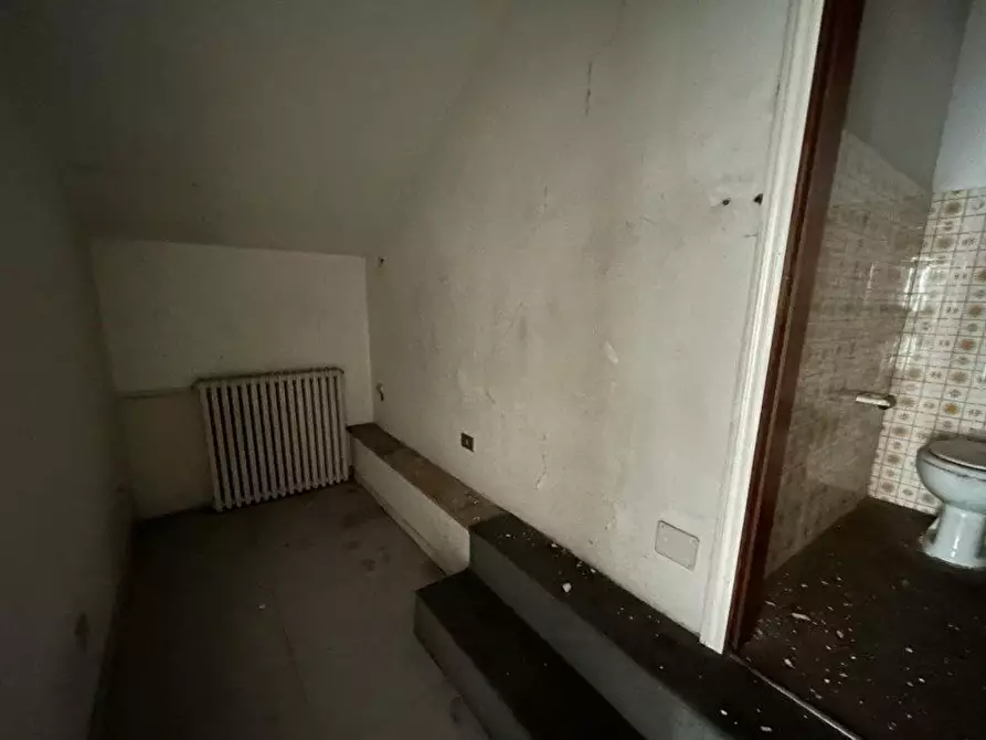 Immagine 19 di Negozio in vendita  a Ancona