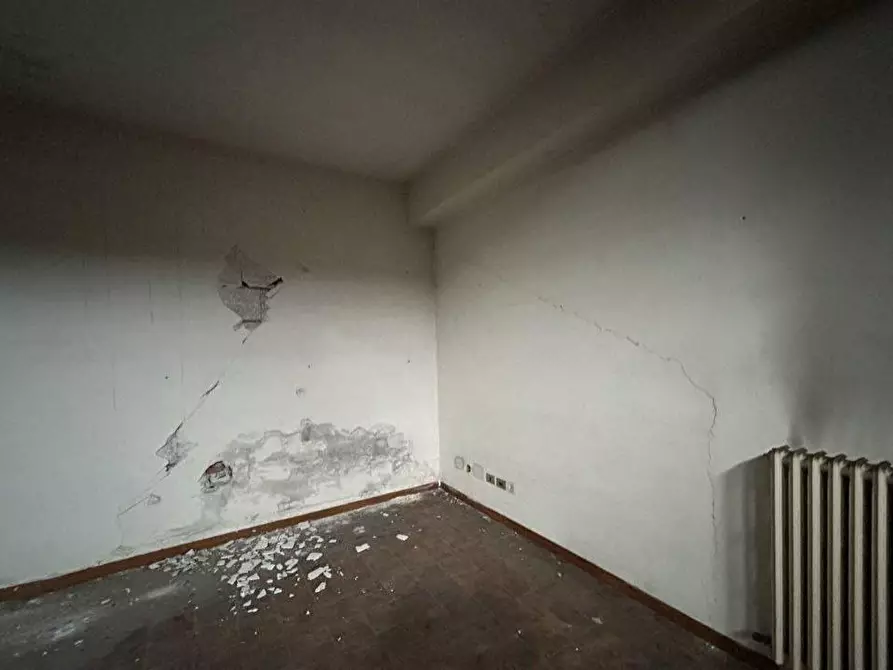 Immagine 10 di Negozio in vendita  a Ancona