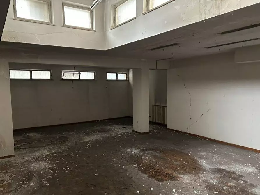 Immagine 8 di Negozio in vendita  a Ancona