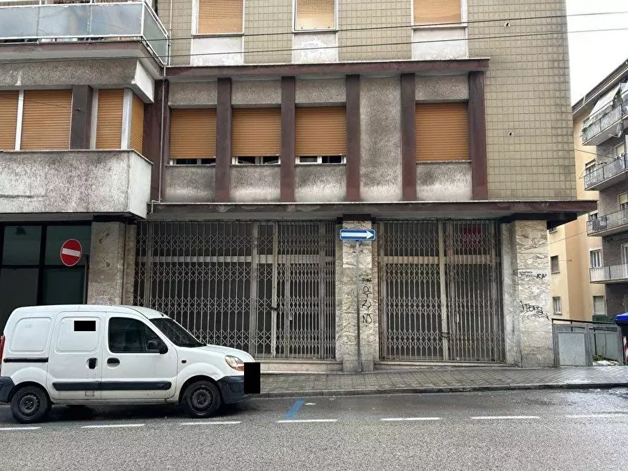 Immagine 22 di Negozio in vendita  a Ancona