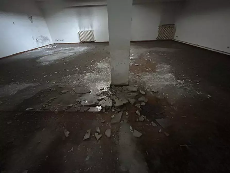 Immagine 13 di Negozio in vendita  a Ancona