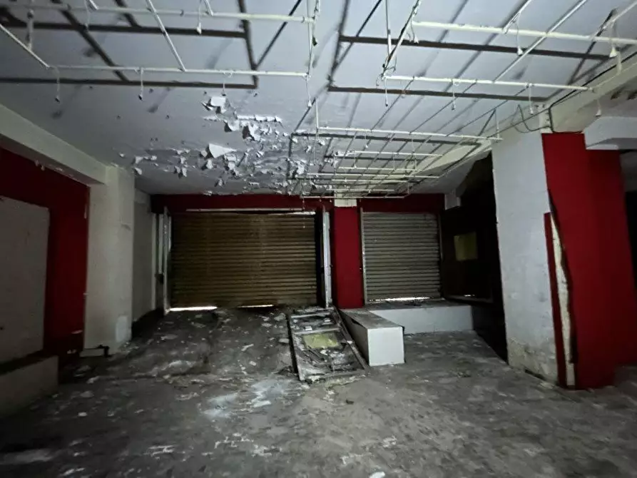 Immagine 30 di Negozio in vendita  a Ancona