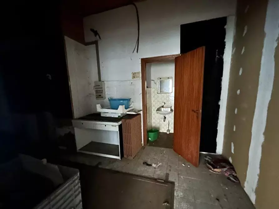 Immagine 25 di Negozio in vendita  a Ancona