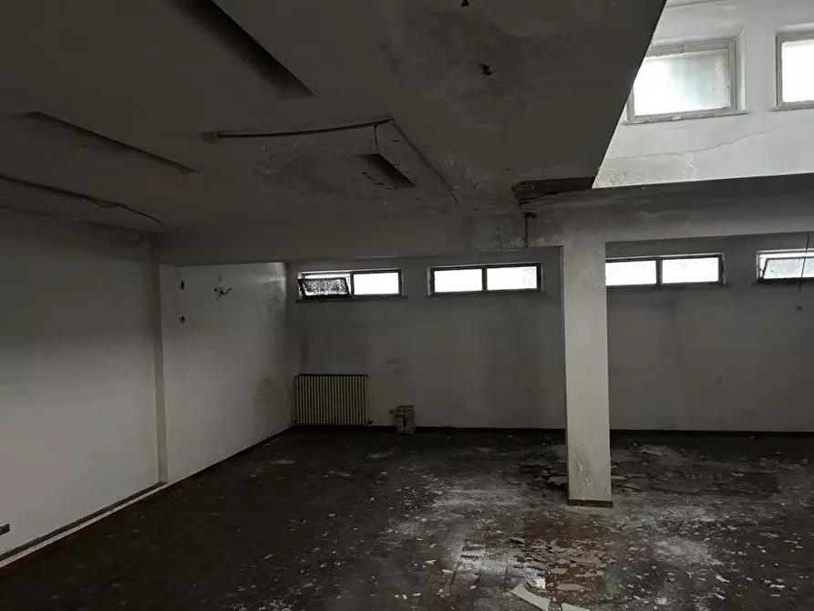 Immagine 9 di Negozio in vendita  a Ancona