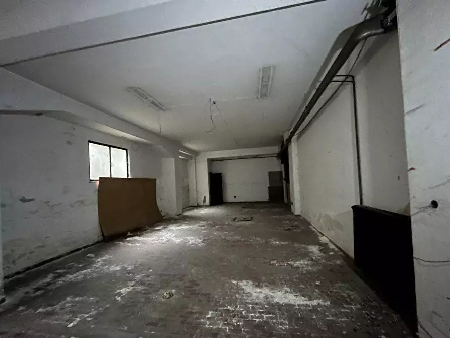 Immagine 27 di Negozio in vendita  a Ancona