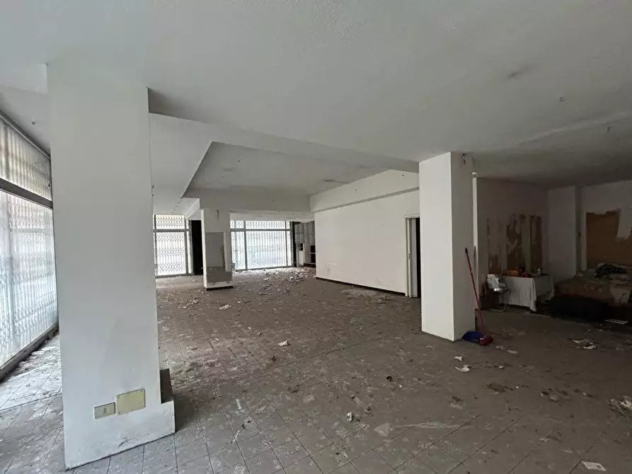 Immagine 26 di Negozio in vendita  a Ancona