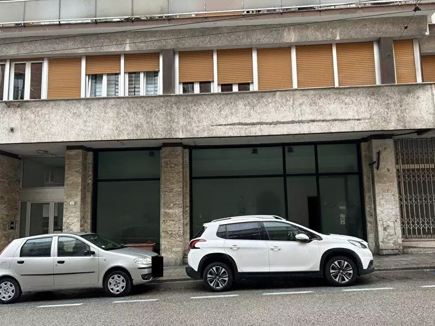 Immagine 14 di Negozio in vendita  a Ancona