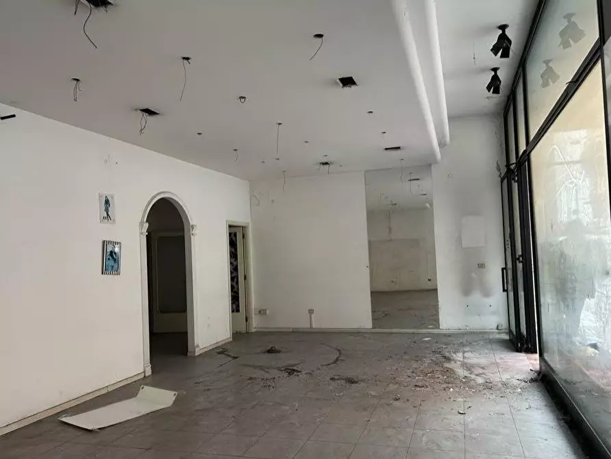 Immagine 16 di Negozio in vendita  a Ancona
