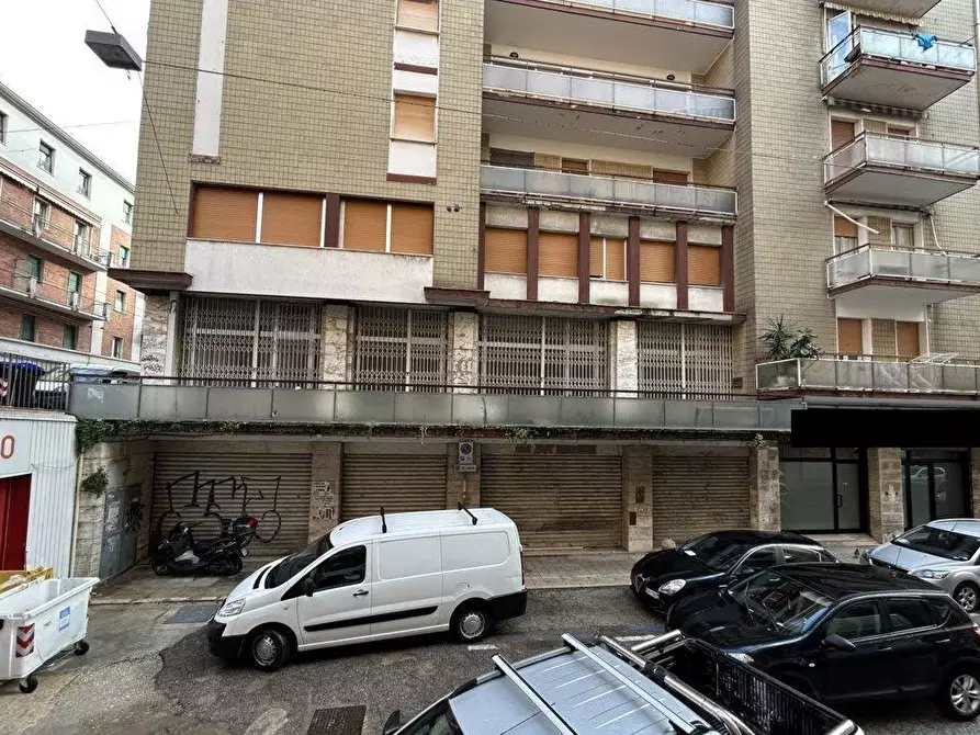 Immagine 29 di Negozio in vendita  a Ancona