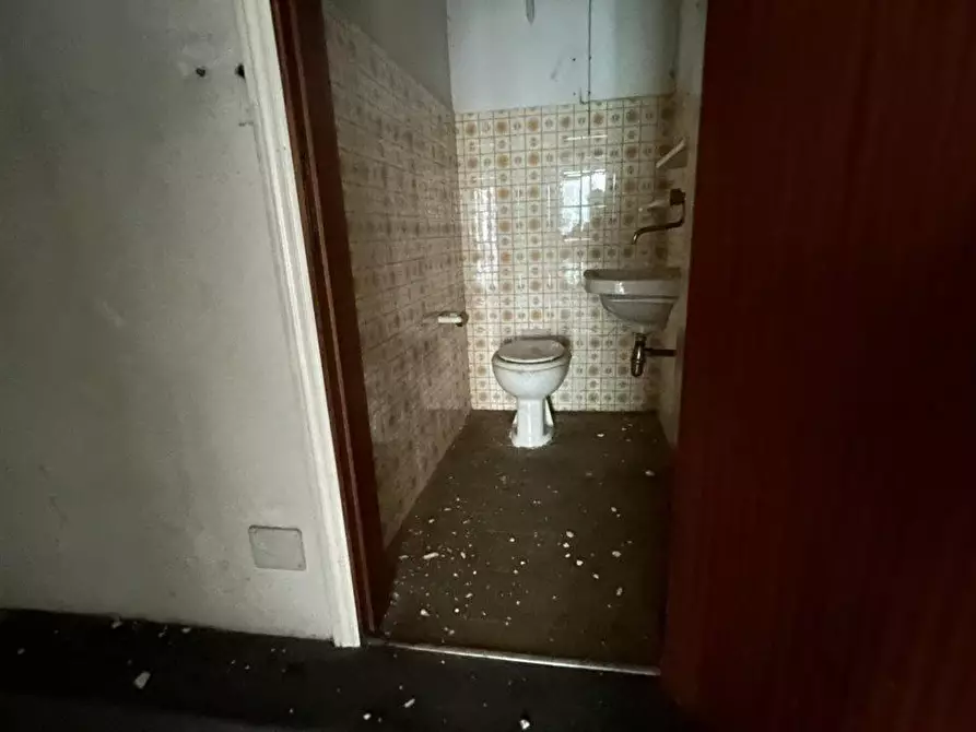 Immagine 20 di Negozio in vendita  a Ancona